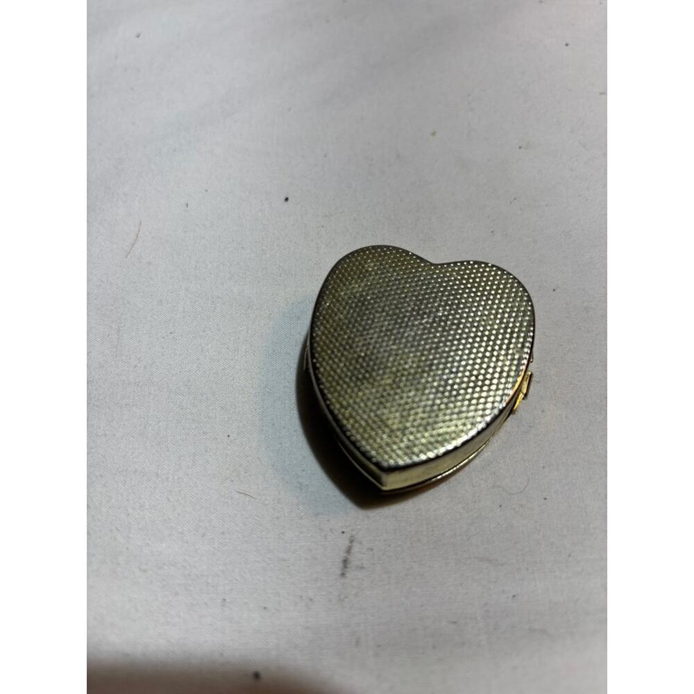 Vintage Heart-Shaped Floral Pill Case - Picture 3 of 5